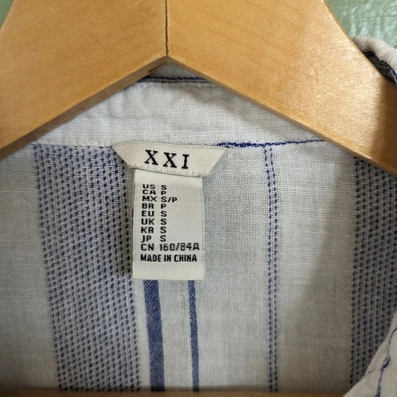 Forever 21 button up blouse, blue and white striped, women's small C13 - Picture 3 of 4